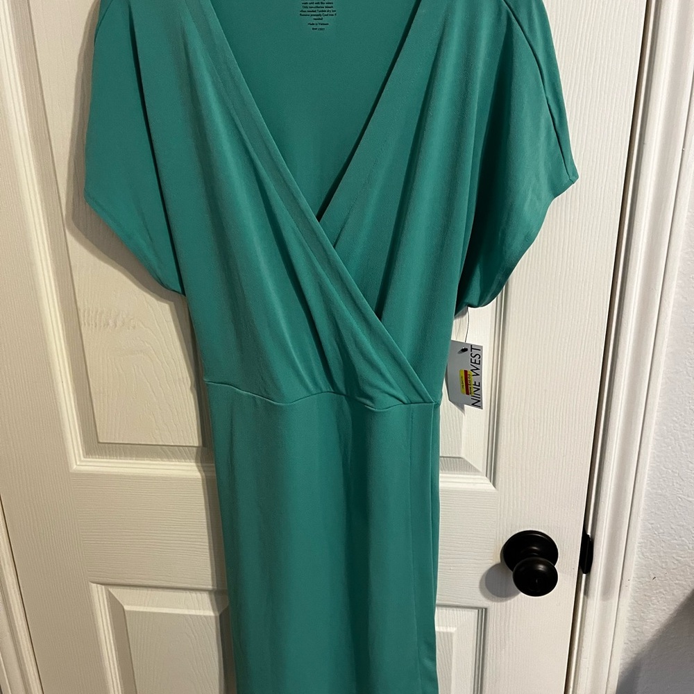 Nine West Green Midi Sheath Dress with V-Neck and Dolman Sleeves